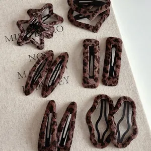 Set di fermagli per capelli in peluche leopardato a forma di stella e cuore su tessuto