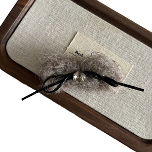 Barrette nœud en peluche élégante avec cristal et rubans sur support en bois