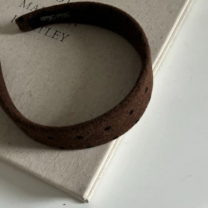 Padded polka dot headband in brown wool fabric with a high top minimalist style