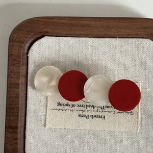 Barrette à cheveux française bordeaux et crème sur une texture de lin rustique