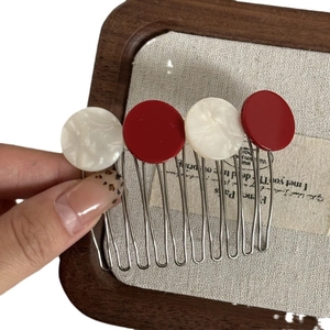 Peigne à cheveux français avec perles rouges et blanches, effet marbre et dents