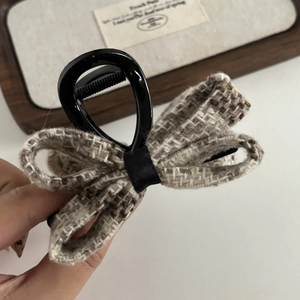 Elegant vintage plaid bow hair claw clip in black polished finish for women's hairstyle