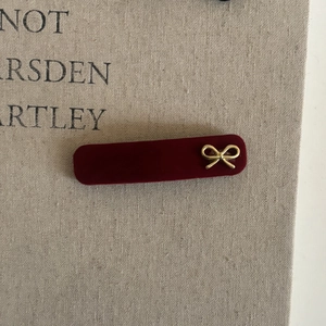 Barrette à cheveux rectangulaire en velours bordeaux avec décoration papillon doré chic