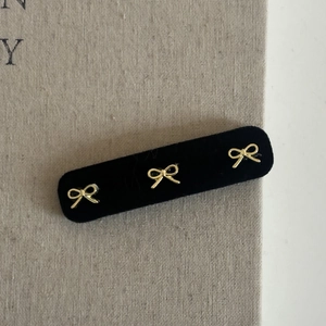 Barrette à cheveux élégante en velours noir avec trois motifs de papillons dorés chics
