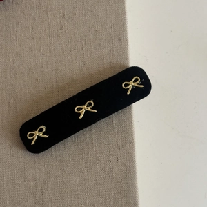 Barrette rectangulaire en velours noir ornée de trois papillons en métal doré élégants