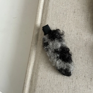 Fermaglio per capelli leopardato in peluche con pelliccia sintetica riccia grigia e base nera