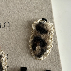 Fermaglio per capelli leopardato in peluche con bordo in pizzo e fili dorati