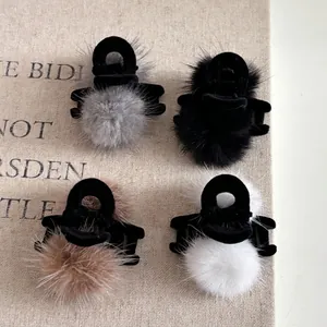 Lot de quatre mini pinces à cheveux en fausse fourrure de vison en gris, noir, marron et blanc