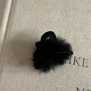 Pince à cheveux élégante en fausse fourrure noire pour une coiffure mi-haute minimaliste