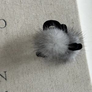 Barrette à cheveux avec pompons en fausse fourrure grise et blanche texture douce