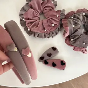 Set d'accessoires à cheveux en velours rose et gris avec chouchou perlé et cœurs