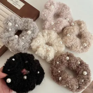 Flauschige Lammwolle-Haargummis mit Perlen in verschiedenen Farben für den Winter