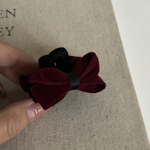 Elegant vintage burgundy velvet bow hair claw clip for women's hairstyle accessories