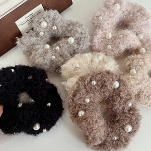 Flauschige Plüsch-Haargummis mit Kunstperlen in verschiedenen neutralen Farben