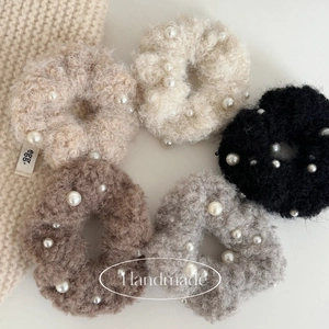 5er-Pack Plüsch-Haargummis mit Perlen in Beige, Braun und Grau für Herbst und Winter