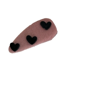 Barrette BB en velours rose fraise avec trois cœurs noirs en 3D pour femmes
