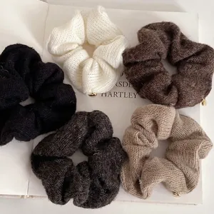 Fünfteiliges Set gestrickte Haargummis mit Herzanhängern in neutralen Herbstfarben
