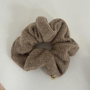 Gestricktes Haargummi in Erdtönen mit goldenem Herzanhänger für minimalistisches Styling
