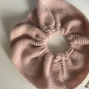 Pink chunky knit scrunchie with ribbed wool texture for fashionable autumn hair styling