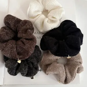 Koreanischer Maillard Stil Strick Scrunchie Mit Herzanhänger Handgefertigtes Garn Haargummi Für Damen Elastischer Kopfschmuck