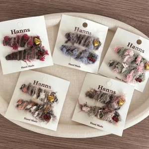 Set de barrettes à cheveux en tricot cerise avec cœur doré sur carte vintage