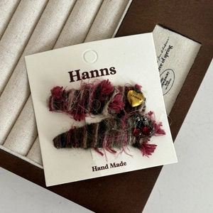 Lot de barrettes à cheveux cerise tricotées main avec breloques cœur doré sur carte