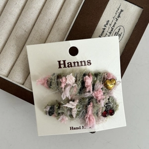 Set de barrettes cerise en mohair rose et vert avec pendentif coeur doré sur support