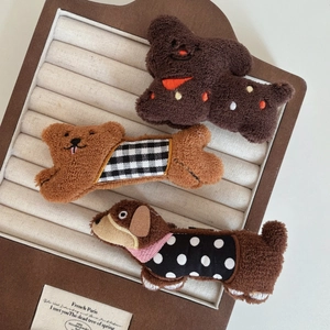 Lot de barrettes à cheveux en peluche dessin animé chien et ours sur plateau en bois
