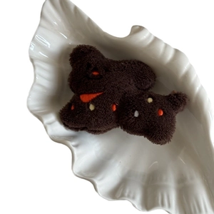 Barrettes à cheveux ours en peluche marron avec points brodés sur plateau blanc