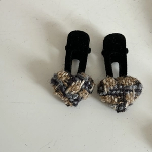 Set of brown houndstooth heart hair clips with black velvet duckbill base for women