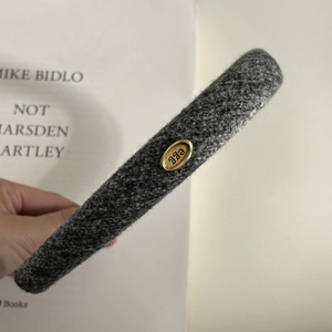 Premium wool felt headband in grey with oval gold emblem for an elegant retro look