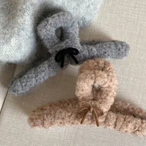 Grandes pinces à cheveux en peluche grise et beige avec nœuds en velours élégants