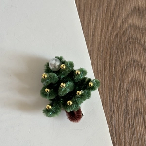 Pince à cheveux sapin de Noël tricotée à la main avec texture peluche verte et perles dorées