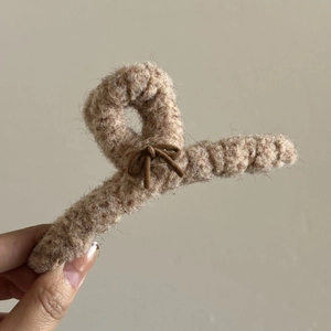 Détail de la grande pince à cheveux en peluche avec un nœud en velours marron