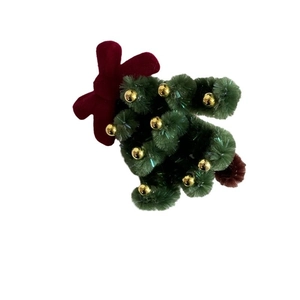 Barrette sapin de Noël avec peluche verte, perles dorées et un nœud en velours rouge
