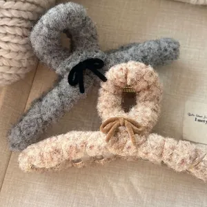 Grandes pinces à cheveux en peluche grise et beige avec nœuds en velours doux