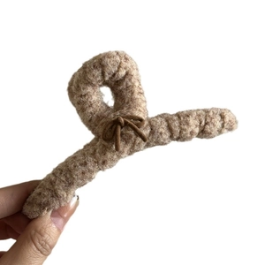 Pince à cheveux en peluche beige avec nœud papillon marron pour une coiffure élégante