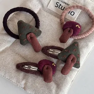 Handgefertigtes Haarspangen Set mit Pilzmotiv aus Stoff und Retro Stickerei für Damen