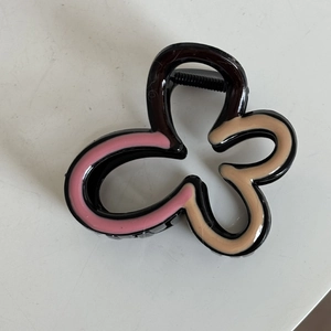 Retro contrast color wave claw clip with pink and beige petal patterns for women