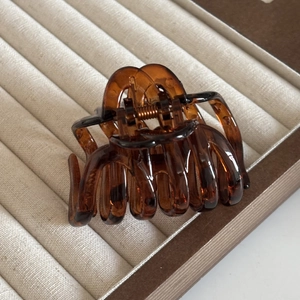 Detail of tortoiseshell hair claw clip with wide teeth and sturdy copper spring