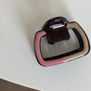 Retro contrast color wave claw clip with pink and beige resin blocks for thick hair