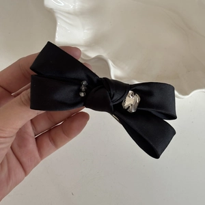 Barrette à nœud en satin noir élégante avec perles grises et détail en strass cristal