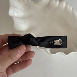 Barrette à cheveux élégante en satin noir avec détails en perles de cristal pour femmes