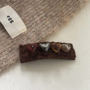 Barrette en fausse fourrure marron avec quatre perles de cœur ambrées style vintage