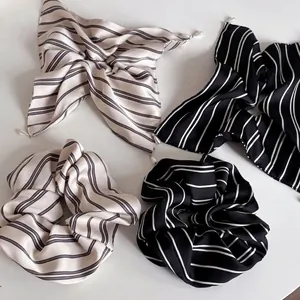 Elegantes Set aus schwarz-weiß gestreiften Satin-Haargummis und Haarbändern für Damenhaare