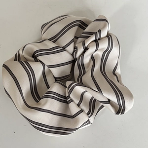 Eleganter gestreifter Satin Haargummi in Beige und Grau mit weicher Seidentextur