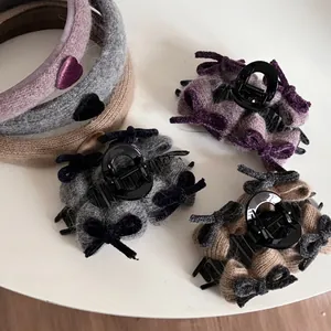 Detailansicht der Wollstrick-Stirnbänder und Plüsch-Haarklammern in lila und grauer Optik
