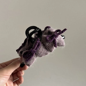 Handgefertigte lila gestrickte Haarklammer mit dunkelvioletten Samtschleifen verzierte