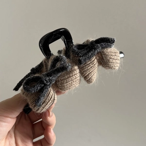 Braune und graue Strickschleife-Haarklammer für Damen mit herbstlicher Wolltextur