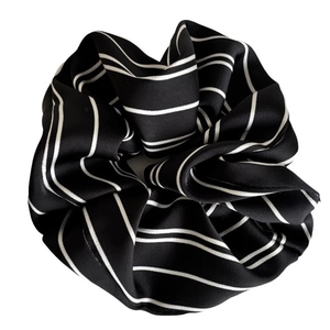 Klassisches schwarz-weiß gestreiftes Oversize-Haargummi aus weichem Chiffon